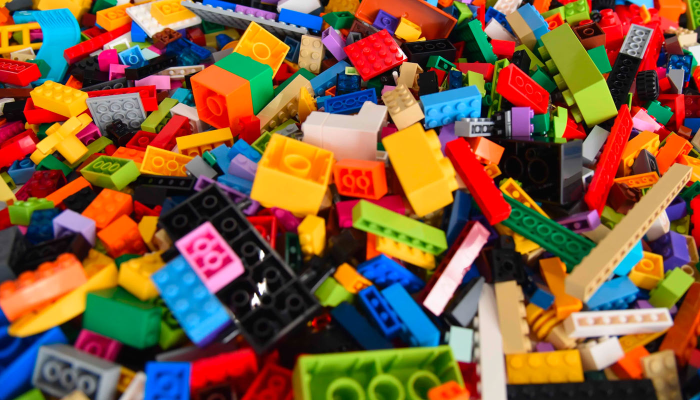 Pile of block toys, mostly LEGOs